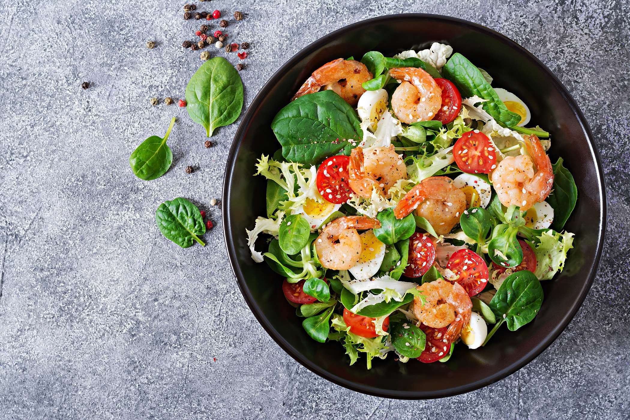 zdjęcie salatki z krewetkami